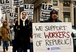 Supporters of the strike picket the Bank of America building in Chicago (Photo: Nicholas Kamm / AFP)