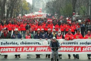 Paris demonstration against the Juppé plan, 1995 (Photo: AFP)/,/i>