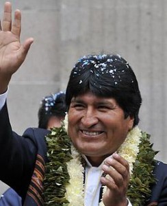 Bolivian president Evo Morales waves at the crowd after promulgating a law to hold two referendums to approve the new constitution, during a ceremony at the Plaza de Armas square, in front of the presidential palace Quemado in La Paz on February 29, 2008.  (Photo: AFP PHOTO / Aizar Raldes)