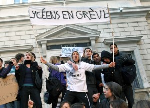 High school students in Marseilles blocked the entrance to the school banner with the inscription "The students are on strike." (Photo: AP / Claude Paris)