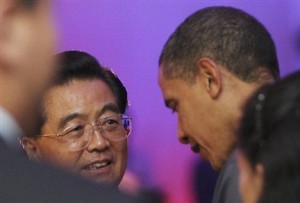 U.S. President Barack Obama talks with Chinese President Hu Jintao during a dinner at the APEC summit in Singapore (Photo: Stringer  /  AP)