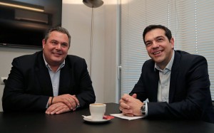 Head of SYRIZA party Alexis Tsipras (R) meets with leader of Independent Greeks party Panos Kammenos at party headquarters in Athens (Photo: REUTERS)