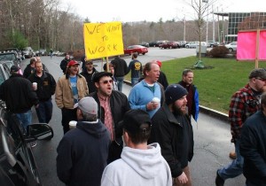 Socialist Alternative New Hampshire members at the Weir picket line Photo: Jason Gallant / UE279.org)
