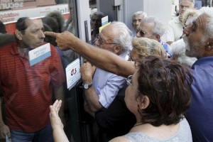 Anger mounts as pensioners are forced to wait outside a closed National Bank branch, unable to collect their pension allowances, in Iraklio, Crete (Photo: REUTERS/Stefanos Rapanis)