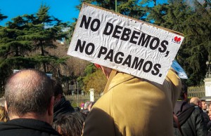 Podemos party demonstration in Madrid, "The pace of change". The banner reads: "No, we do not pay." (Photo: Barcex / Wikimedia Commons / CC-BY-SA-3.0)