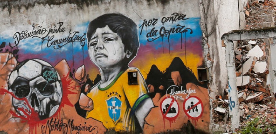 Mural in the favela Metrô-Mangueira: "They destroyed my neighborhood for the World Cup"