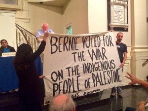 Protesters interrupt a speech by Sanders in New York Photo: addictinginfo.org