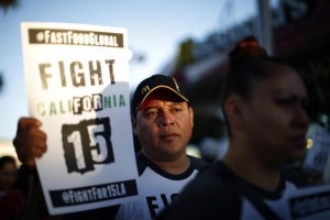 Protesters demand higher wages for fast-food workers outside a McDonald's in Los Angeles, California May 15, 2014. (REUTERS / Lucy Nicholson)