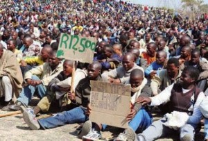 Marikana mine workers seek safety after massacre (Photo: Thapelo Morebudi)